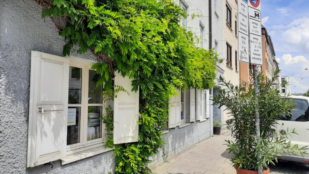 Ein Bild, dass ein Haus mit Gartengewächs zeigt: es soll das Potential für einen nachhaltigen Lebensstil symbolisieren. Das Bild wurde in München aufgenommen.